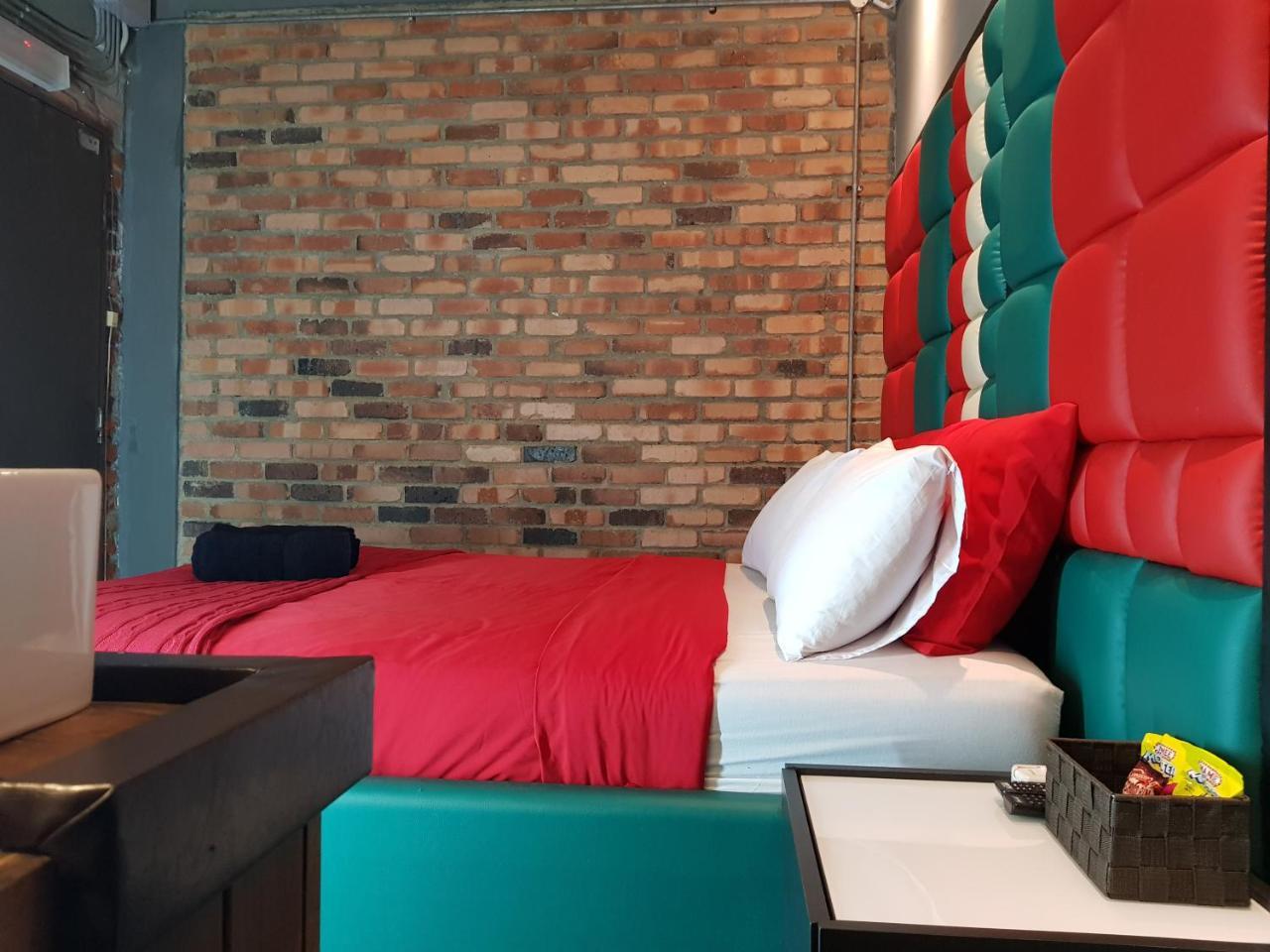 Bunker Hotel & Restaurant Куала-Лумпур Экстерьер фото