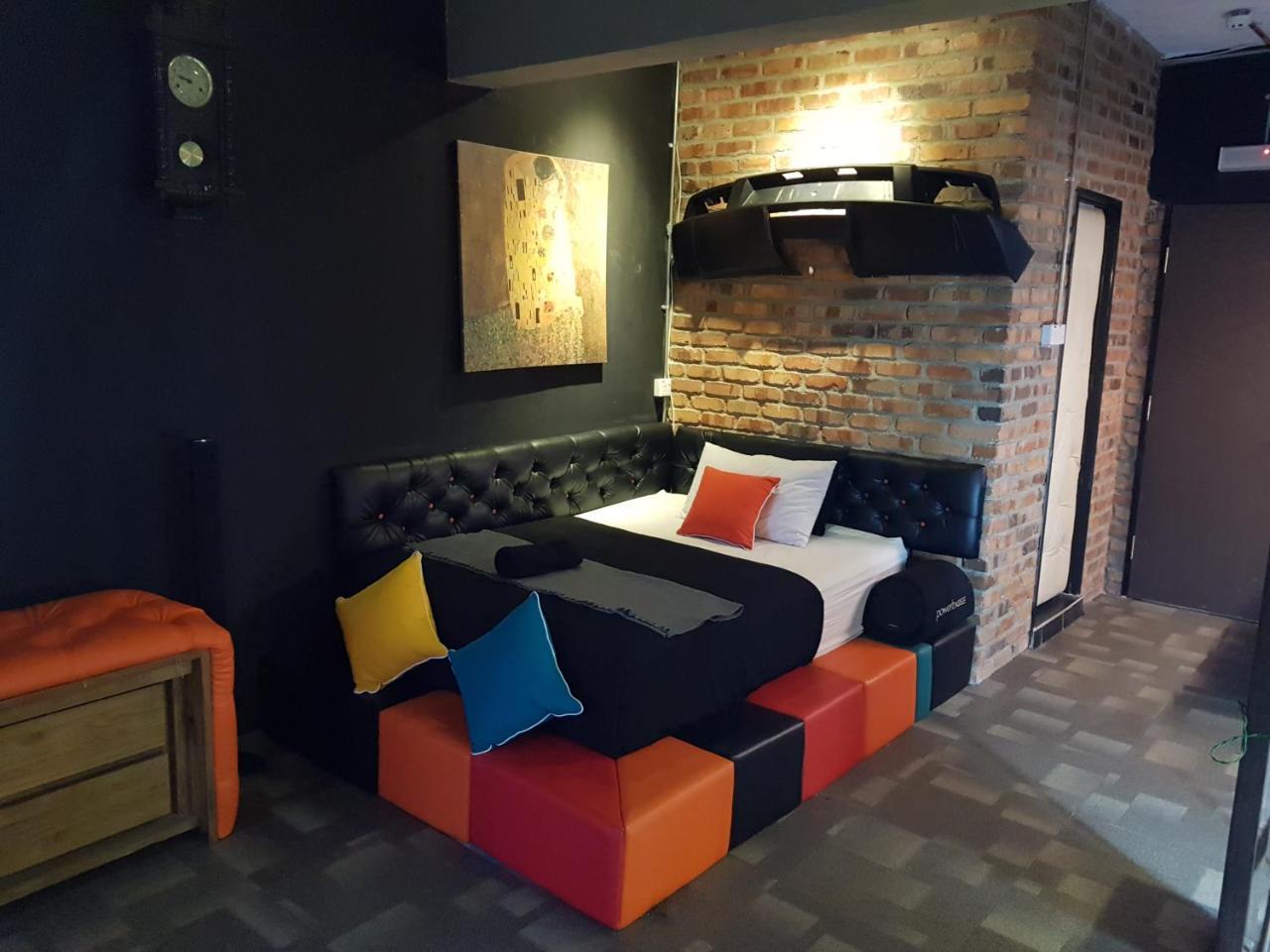 Bunker Hotel & Restaurant Куала-Лумпур Экстерьер фото