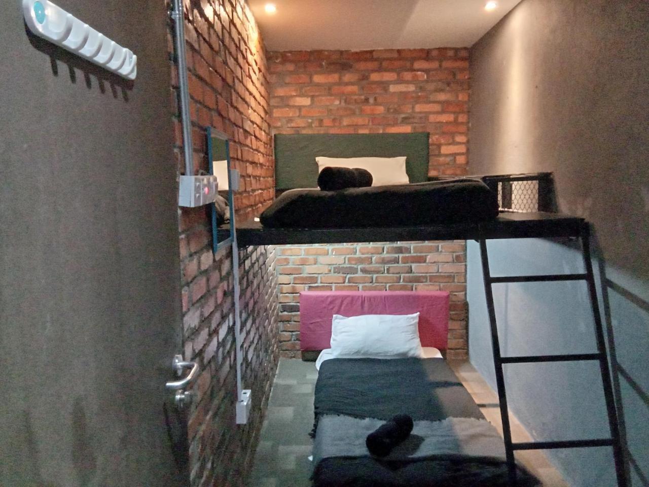 Bunker Hotel & Restaurant Куала-Лумпур Экстерьер фото