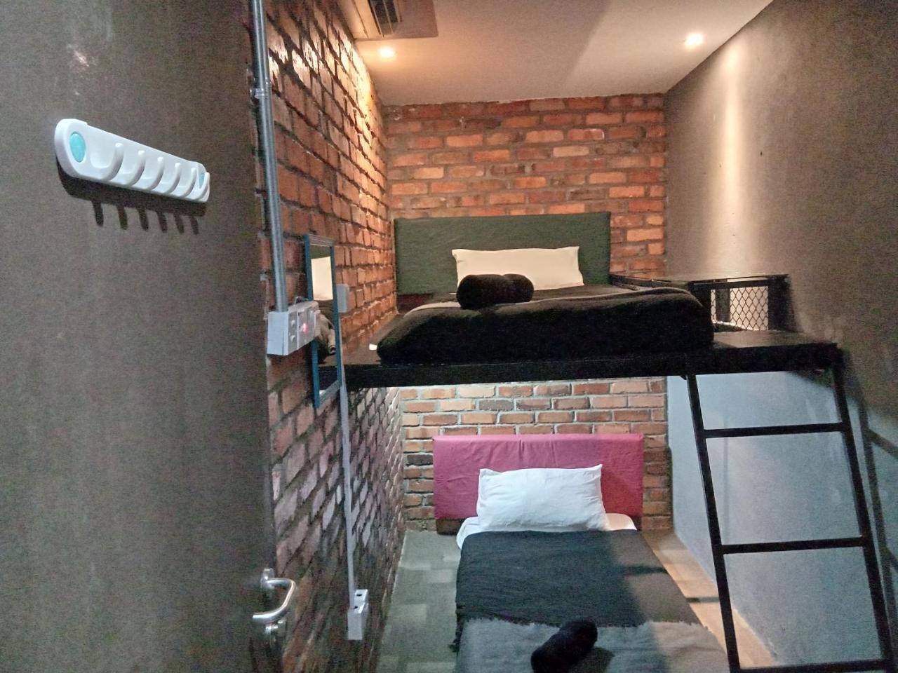 Bunker Hotel & Restaurant Куала-Лумпур Экстерьер фото