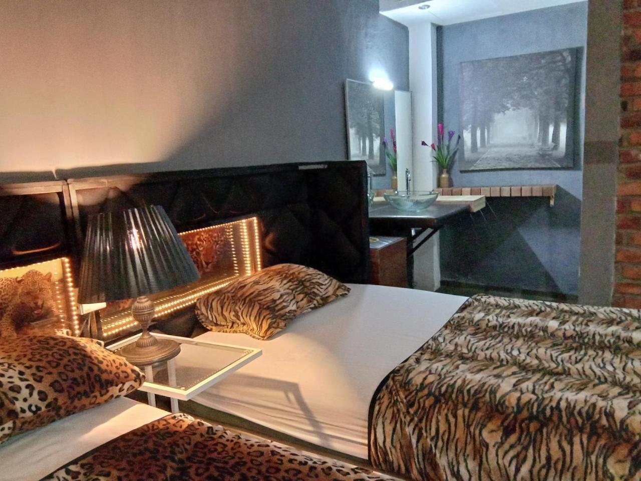 Bunker Hotel & Restaurant Куала-Лумпур Экстерьер фото