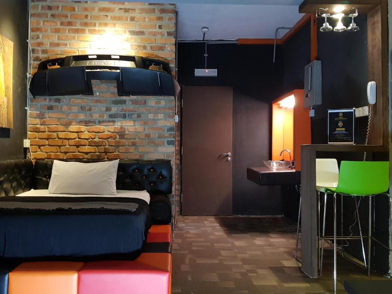 Bunker Hotel & Restaurant Куала-Лумпур Экстерьер фото